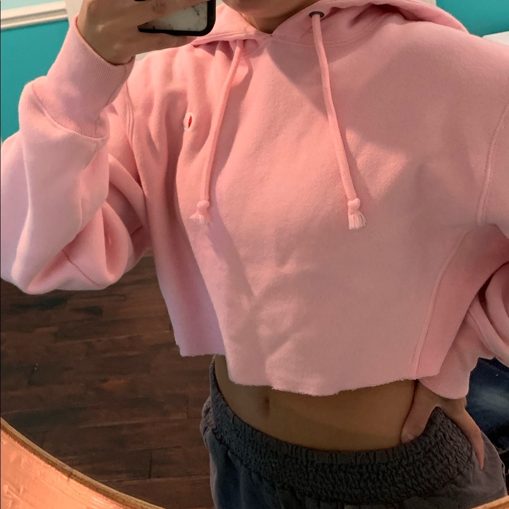Pink cropped champion hoodie super cute!